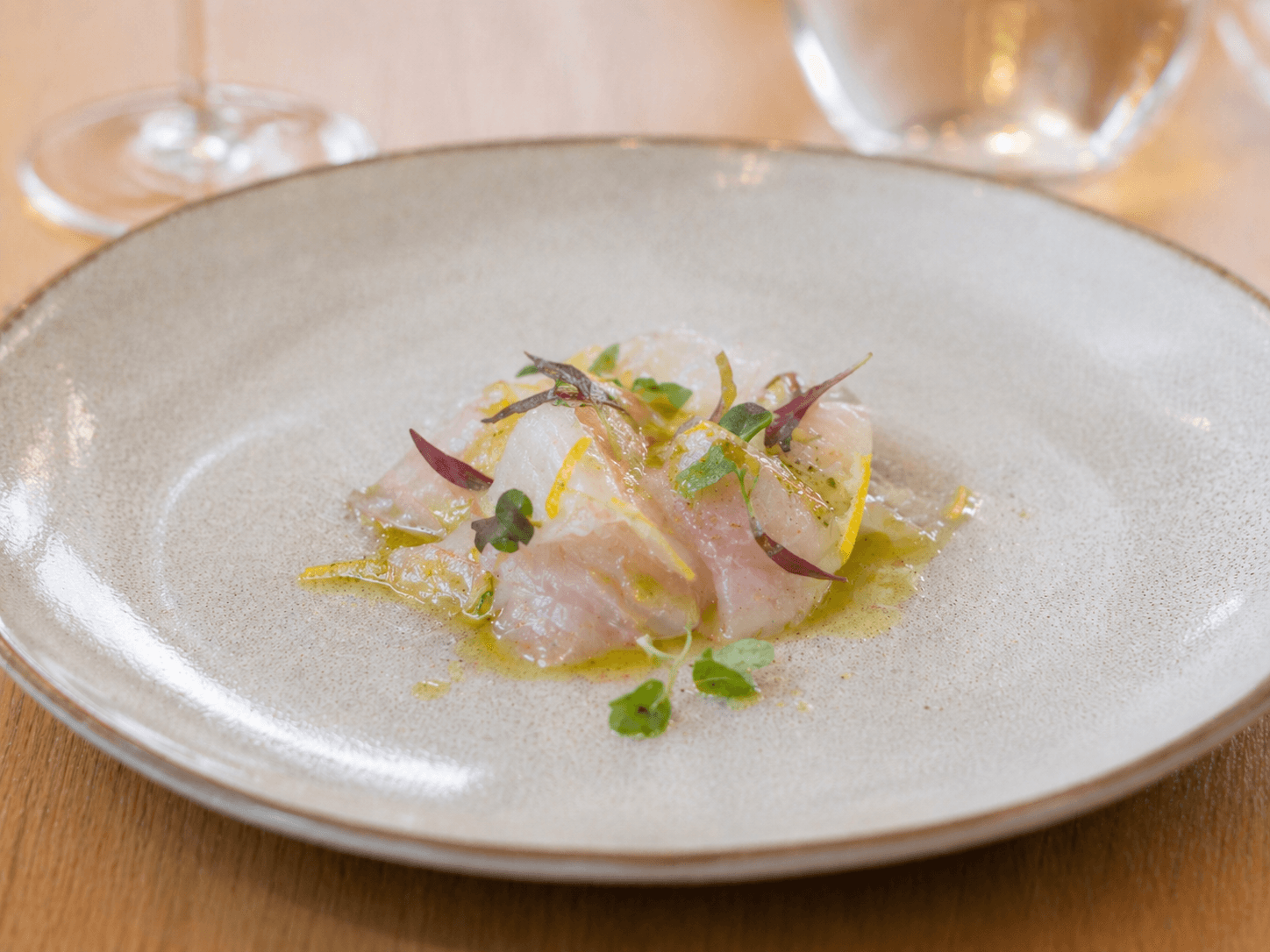 Crudo do dia com azeite verde e casca de limão